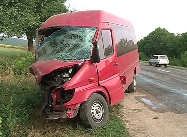 ACCIIDENT TRAGIC LA CIMIȘLIA: PATRU AMBULANȚE DEZVOLTATE PE LOCUL FĂTĂLUI ȘI DOUĂ ADOLESCENȚI ÎN RÂNIT